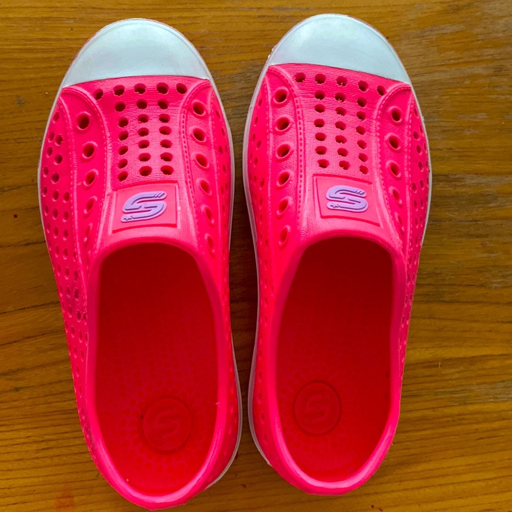 Skechers girls size 11 beach shoes hot pink foamies